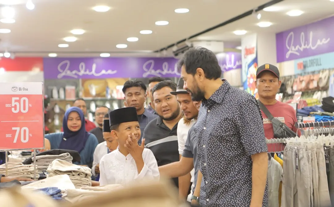 Gubernur Aceh Muzakir Manaf dan 120 anak yatim belanja baju lebaran di Suzuya Mall Lhokseumawe