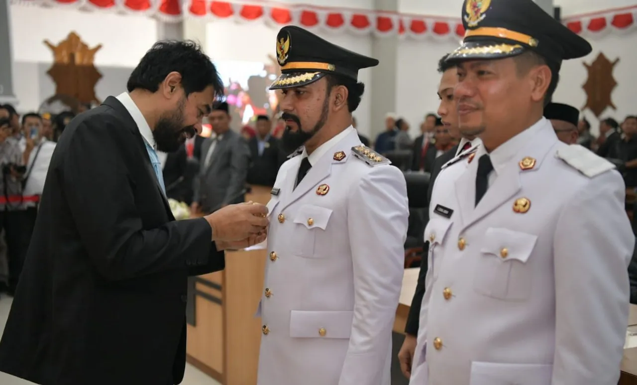 Lantik Bupati Aceh Timur, Mualem pimpin doa untuk Abu Razak