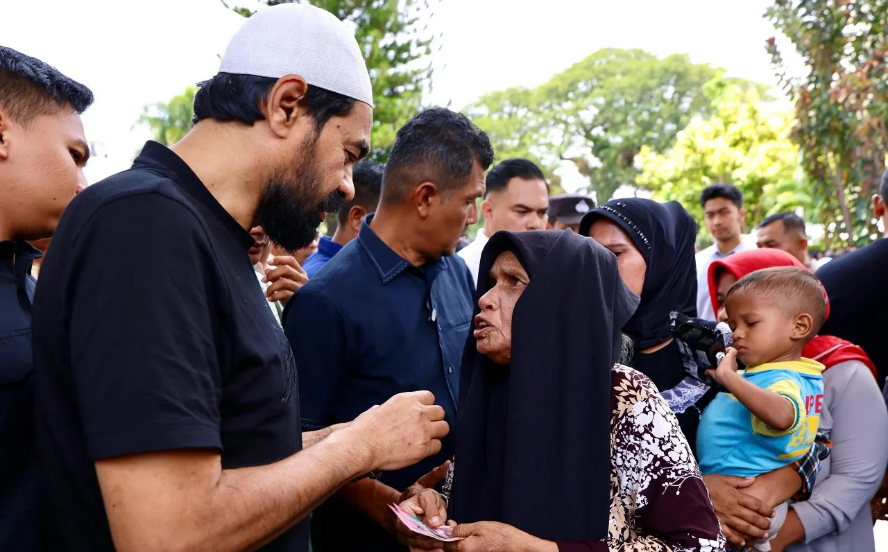 Mualem bagi santunan dan uang meugang bagi seribuan fakir miskin di Banda Aceh