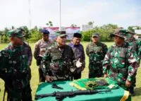 Satu pucuk senjata laras panjang jenis SS1 V1 dan tiga pistol rakitan bekas konflik Aceh diserahkan warga kepada TNI AD