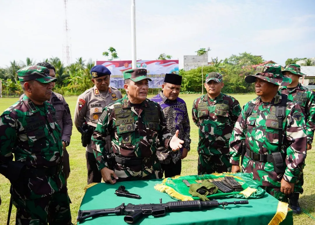 Satu pucuk senjata laras panjang jenis SS1 V1 dan tiga pistol rakitan bekas konflik Aceh diserahkan warga kepada TNI AD