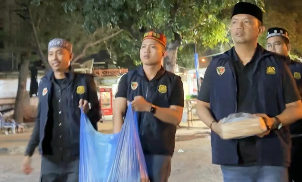 Direskrimsus Polda Aceh gelar kegiatan sahur on the road, berbagai makanan untuk tukang becak dan pemulung