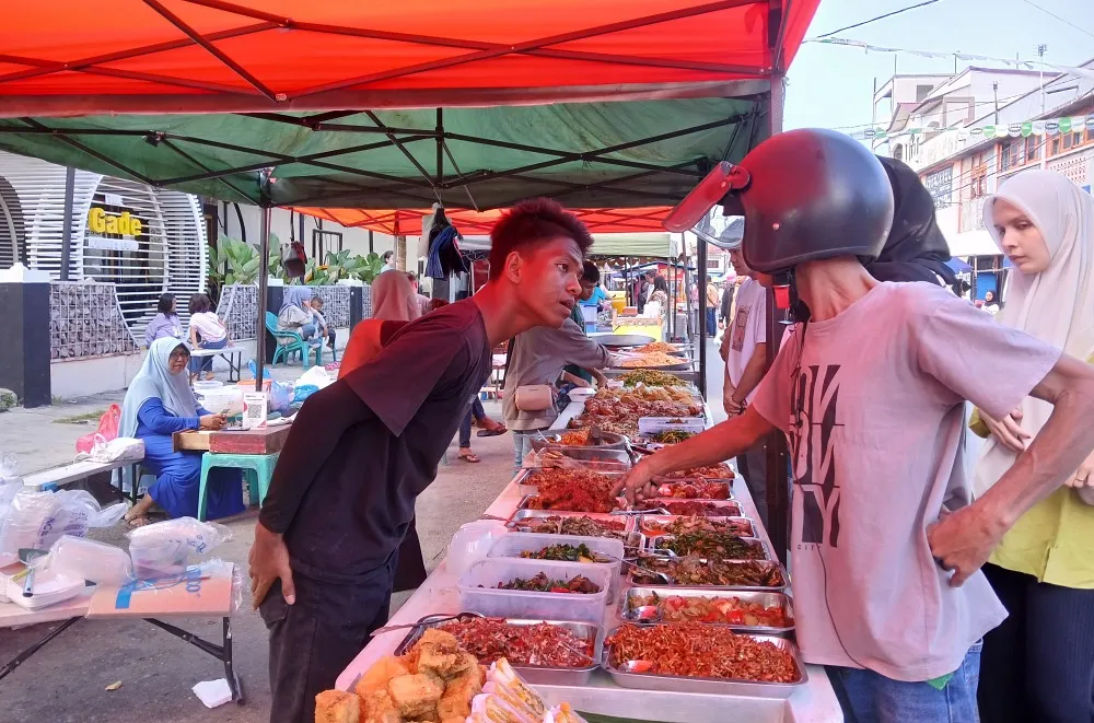 Pemko Banda Aceh kutip lapak pedagang takjil Rp5 ribu per hari, Kadis Koperasi dan UMKM : Jika ada pungutan liar silahkan lapor