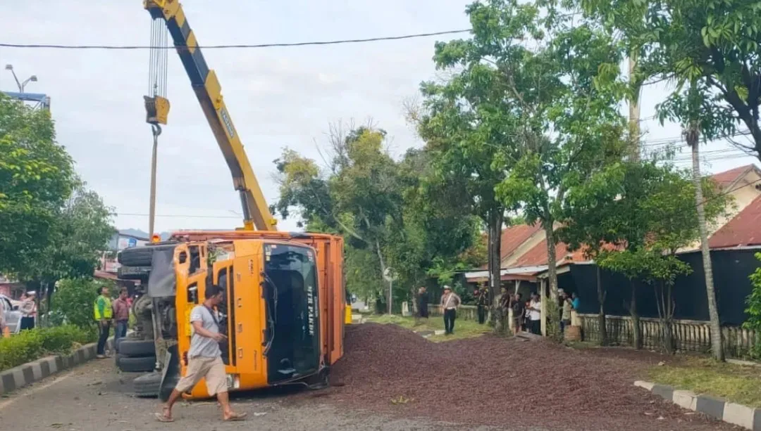 Truk bermuatan brondolan sawit terguling di Simpang Dodik Banda Aceh
