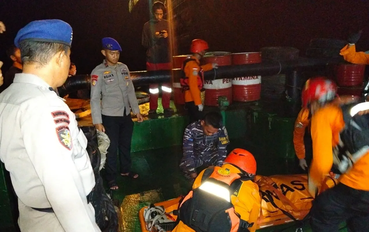 Basarnas Aceh dan tim gabungan evakuasi jasad Anitsoi, warga Rusia yang meninggal di Selat Malaka