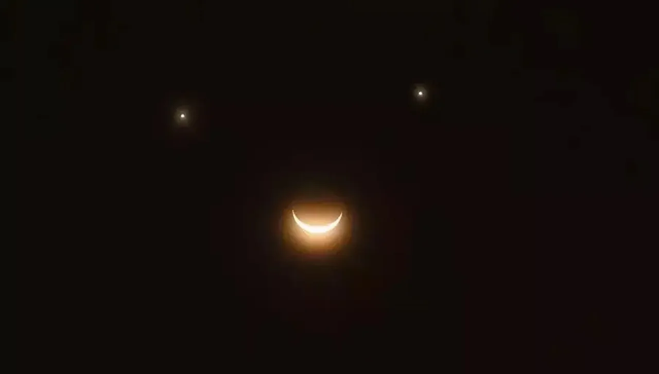 Malam ini ada fenomena bulan tersenyum, ayo saksikan