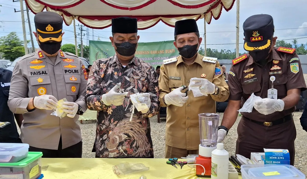 Bupati Pidie Jaya Syibral Malasyi hadiri pemusnahan 417,71 gram sabu di kantor kejaksaan 