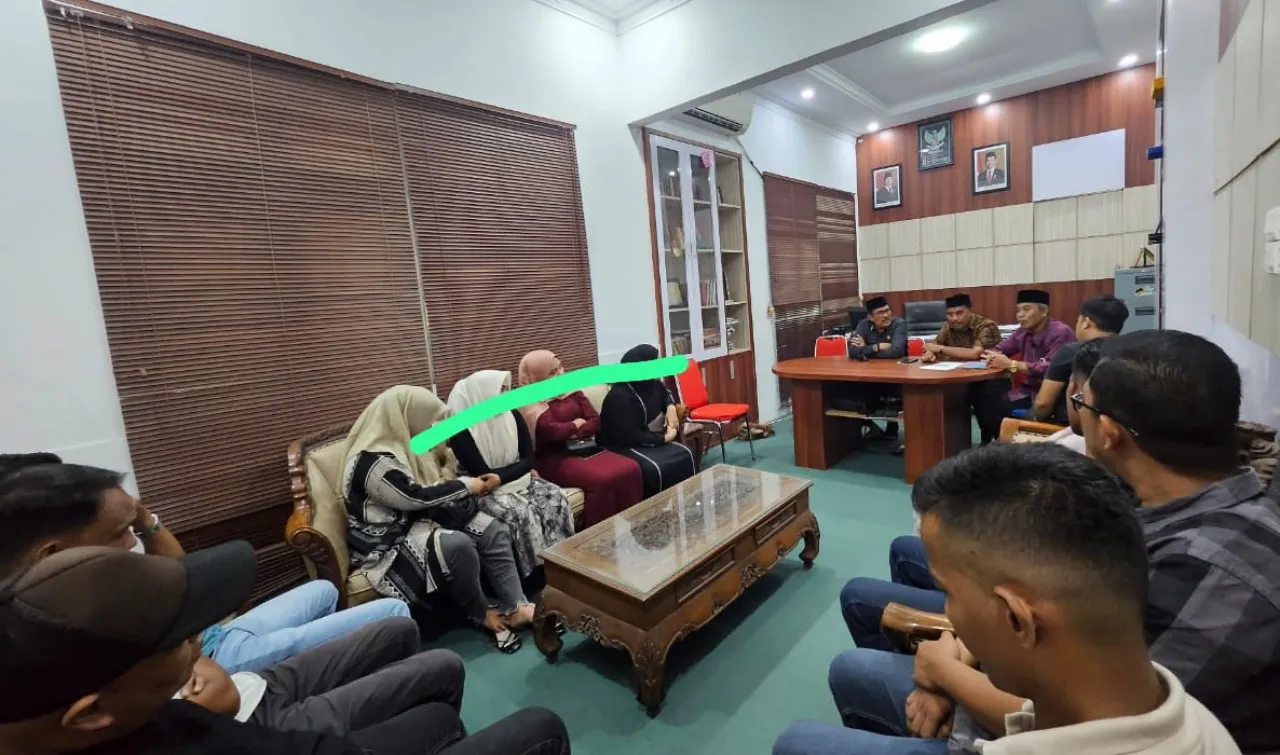 Para pelanggar syariah yang ditangkap saat operasi oleh Walikota Banda Aceh hanya dibina