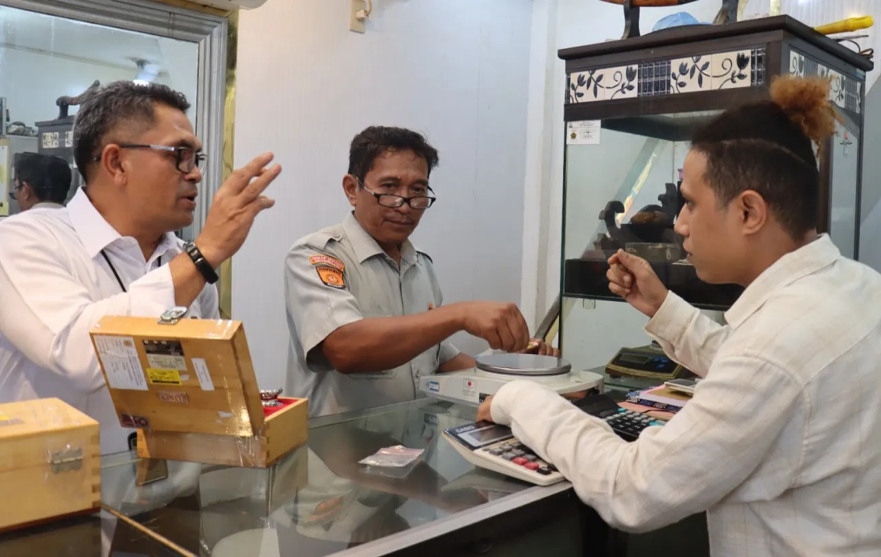 Polresta Banda Aceh uji berat takaran emas yang diperdagangkan ke warga