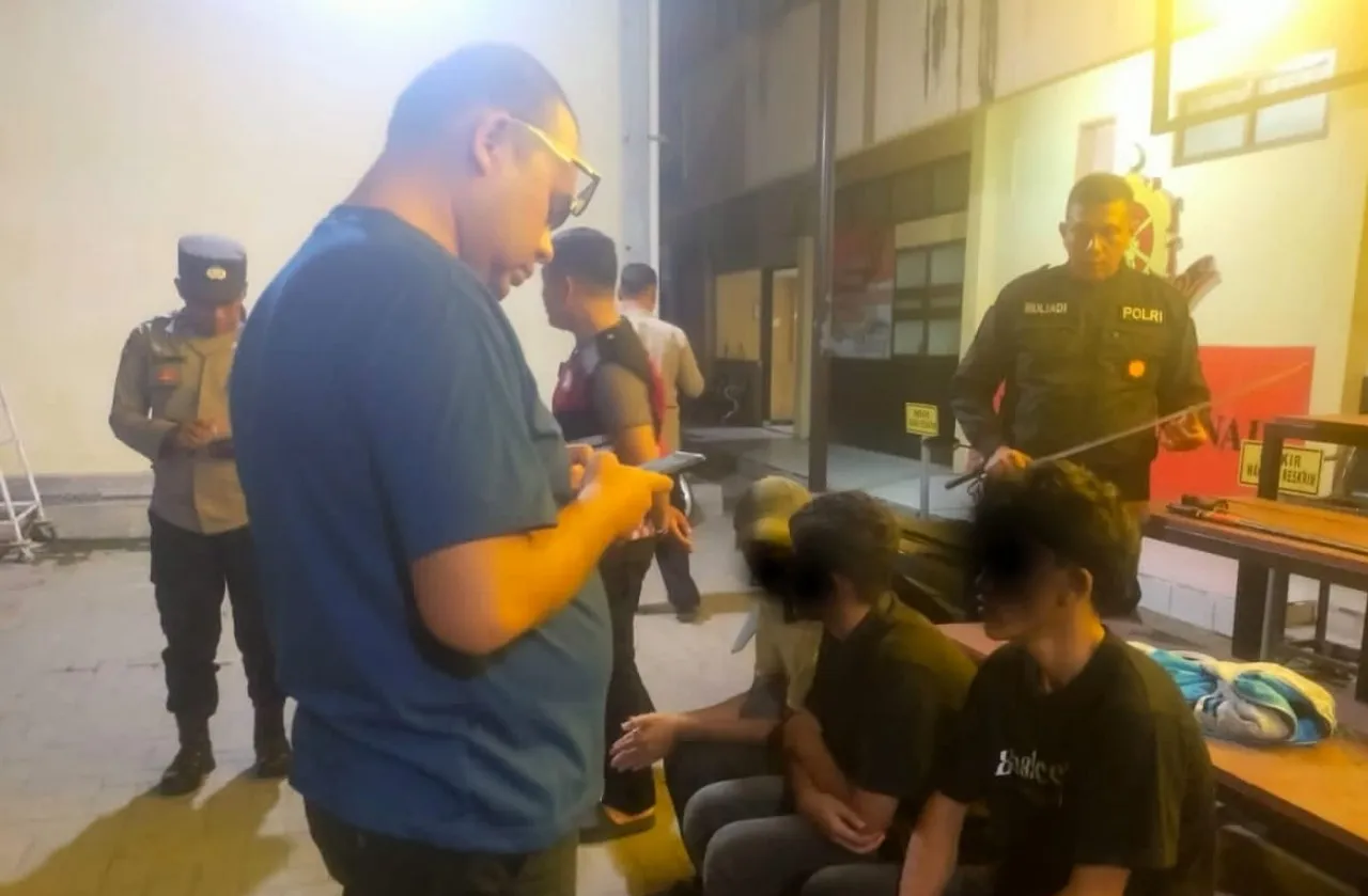 Tiga anggota Satuan Remaja Malam, genk remaja di Banda Aceh ditangkap polisi karna tawuran