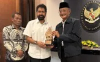 Ketua DPR Aceh Zulfadhli dampingi Mualem temui Menteri PU