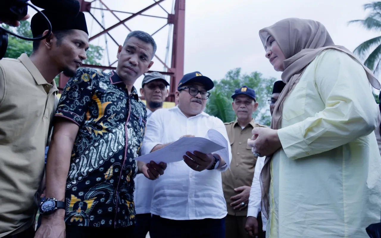 Didampingi Kadis PUPR Aceh, Marlina Usman tinjau lokasi Jembatan Krueng Sawang yang ambruk