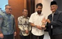 Temui Menteri PU, Mualem minta bantu percepatan pembangunan infrastruktur stretegis di Aceh POPULARITAS.COM - Mualem minta bantu Menteri PUPR Doddy Hanggodo untuk percepatan pembangunan infrastruktur strategis di Aceh. Hal itu disampaikan langsung oleh Gubernur Aceh Muzakir Manaf saat keduanya bertemu di Jakarta, Kamis (10/4/2025). Kepada Menteri PU Hanggodo, Gubernur Aceh menegaskan kesiapan Aceh untuk mendorong investasi. Karna itu, sinergitas pemerintah yang Ia pimpin saat ini dengan Kemenntrian Pekerjaan Umum, sangat penting untuk mempercepat infstruktur penting di provinsi tersebut. Sementara itu, Menteri PUPR Doddy Hanggodo berkomitmen untuk membantu Aceh lewat program-program yang telah direncanakan, maupun yang menjadi usulan dan skala prioritas Pemerintah Aceh. “Membantu Aceh memang jadi prioritas saya. Apalagi selalu diingatkan oleh Presiden RI Prabowo untuk bantu Aceh,” ujarnya. Fokus Kementrian PU di Aceh, salah satunya percepatan pembangunan infrastruktur yang mendukung ketahanan pangan, seperti irigasi, bendungan dan berbagai program strategis lainnya, tambah Menteri PU. Dalam kesempatan ramah tamah itu Menteri PU juga bernostalgia semasa bertegus sebagai pejabat di BRR NAD Nias di masa rehab rekon pasca tsunami. “ Kami sangat bangga di datangi Mualem dan siap mendukung program beliau sesuai yang berkali kali di ingatkan Bapak Presiden untuk memperhatikan Aceh” Jelas Pak Menteri Pada pertemuan itu, Mualem di dampingi Ketua DPRA Zulfadli, Satfsus Menteri EKRAF Rian Syaf dan Erwin Ferdinand dari Disnaker Mobduk Aceh.