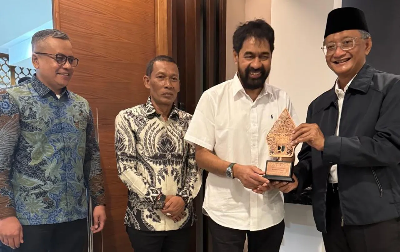 Temui Menteri PU, Mualem minta bantu percepatan pembangunan infrastruktur stretegis di Aceh POPULARITAS.COM - Mualem minta bantu Menteri PUPR Doddy Hanggodo untuk percepatan pembangunan infrastruktur strategis di Aceh. Hal itu disampaikan langsung oleh Gubernur Aceh Muzakir Manaf saat keduanya bertemu di Jakarta, Kamis (10/4/2025). Kepada Menteri PU Hanggodo, Gubernur Aceh menegaskan kesiapan Aceh untuk mendorong investasi. Karna itu, sinergitas pemerintah yang Ia pimpin saat ini dengan Kemenntrian Pekerjaan Umum, sangat penting untuk mempercepat infstruktur penting di provinsi tersebut. Sementara itu, Menteri PUPR Doddy Hanggodo berkomitmen untuk membantu Aceh lewat program-program yang telah direncanakan, maupun yang menjadi usulan dan skala prioritas Pemerintah Aceh. “Membantu Aceh memang jadi prioritas saya. Apalagi selalu diingatkan oleh Presiden RI Prabowo untuk bantu Aceh,” ujarnya. Fokus Kementrian PU di Aceh, salah satunya percepatan pembangunan infrastruktur yang mendukung ketahanan pangan, seperti irigasi, bendungan dan berbagai program strategis lainnya, tambah Menteri PU. Dalam kesempatan ramah tamah itu Menteri PU juga bernostalgia semasa bertegus sebagai pejabat di BRR NAD Nias di masa rehab rekon pasca tsunami. “ Kami sangat bangga di datangi Mualem dan siap mendukung program beliau sesuai yang berkali kali di ingatkan Bapak Presiden untuk memperhatikan Aceh” Jelas Pak Menteri Pada pertemuan itu, Mualem di dampingi Ketua DPRA Zulfadli, Satfsus Menteri EKRAF Rian Syaf dan Erwin Ferdinand dari Disnaker Mobduk Aceh.