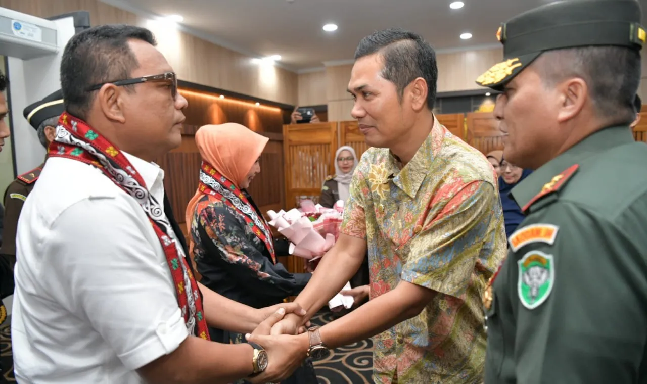 Wakili Mualem, Plt Sekda sambut kedatangan Kepala Kejaksaan Tinggi Aceh di Bandara SIM