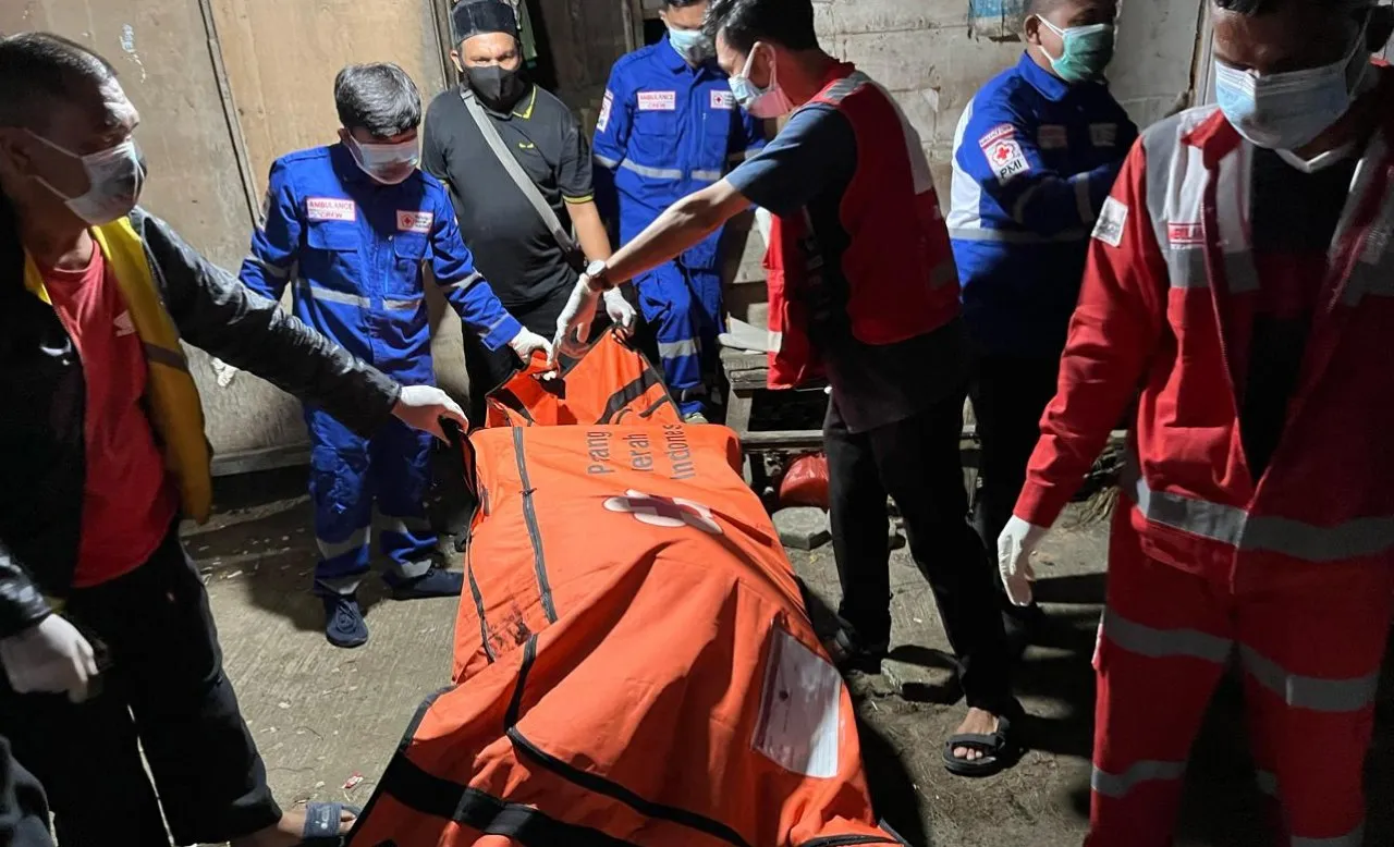 Polisi evakuasi jasad pria membusuk di kios di Banda Aceh, tinggal bersama istri ODGJ