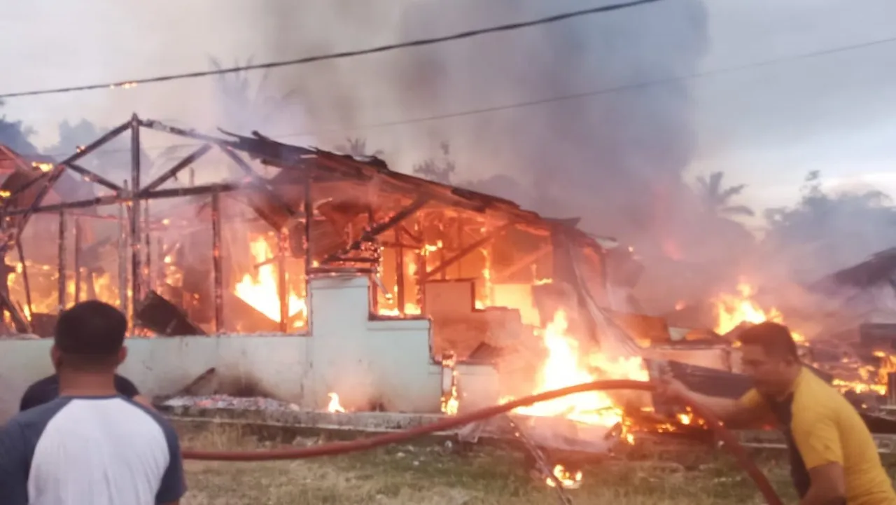 Belasan rumah dinas TNI di Langsa Aceh terbakar