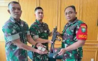 Warga Aceh Timur serahkan dua senpi dan satu granat sisa konflik ke TNI