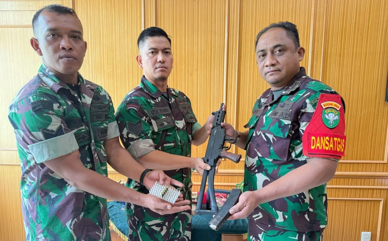 Warga Aceh Timur serahkan dua senpi dan satu granat sisa konflik ke TNI