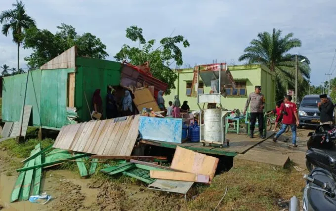 Angin puting beliung robohkan lima rumah dan balai pengajian di Aceh Utara 