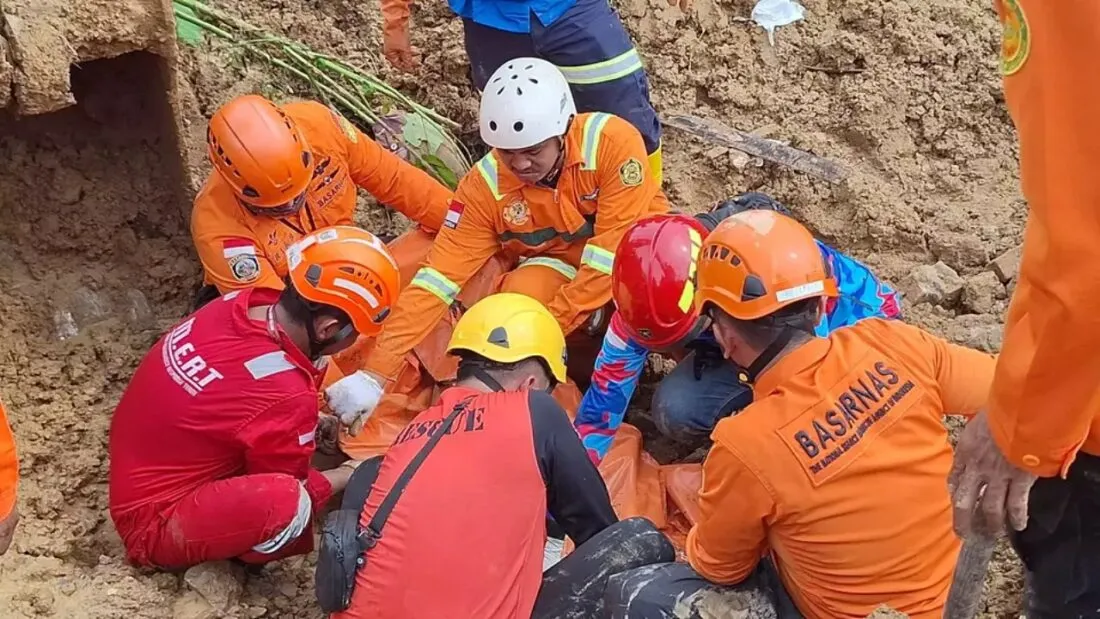 Satu keluarga tewas tertimbun tanah longsor di Samarinda