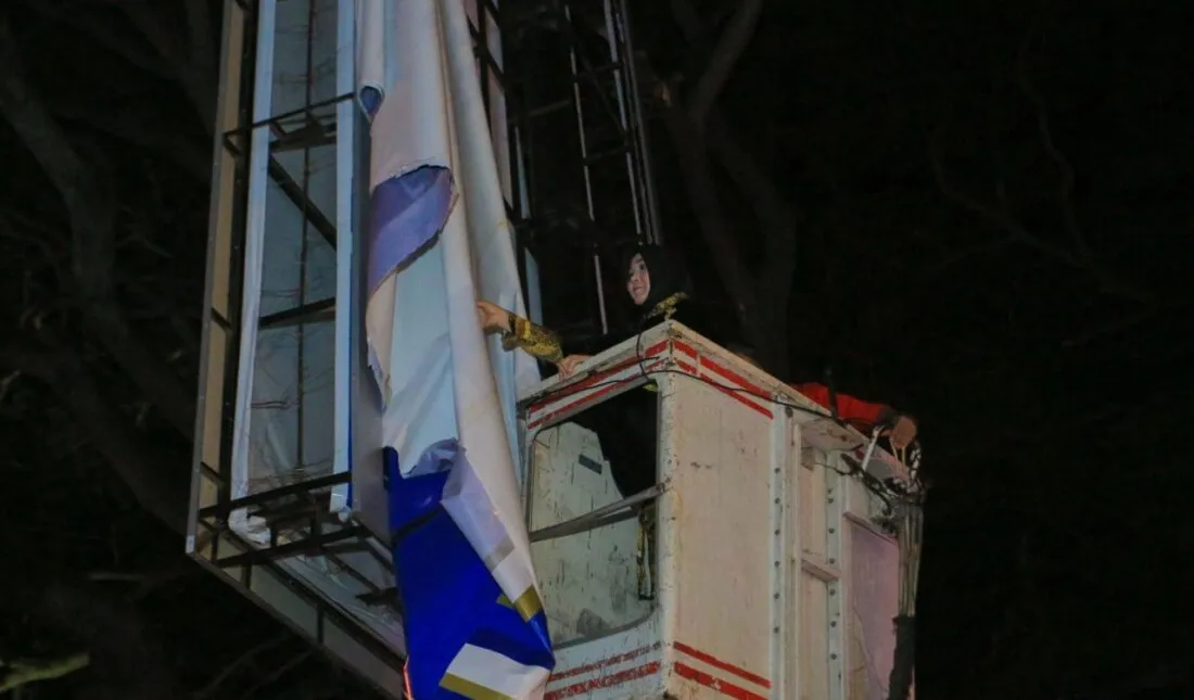 Walikota Banda Aceh bongkar sendiri papan reklame dengan menaiki mobil crane, Pengamat kebijakan publik sebut pencitraan