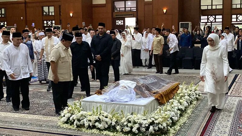 Prabowo melayat ke rumah almarhum Eddie Nalapraya