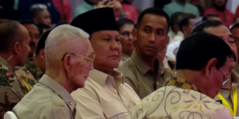 Ditengah isu pencopotan Gibran oleh Purnawirawan TNI, Prabowo pilih duduk disamping Tri Sutrisno