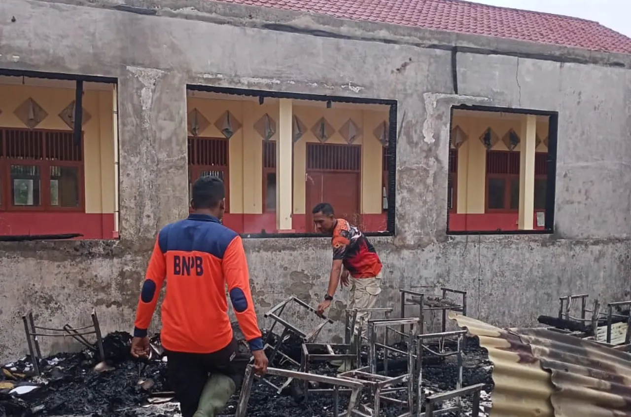 SD 2 Bireuen hangus dilalap api