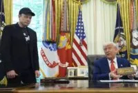 Perseteruan Trump dan Elon Musk makin runcing, Presiden AS sebut CEO X itu ‘orang gila’