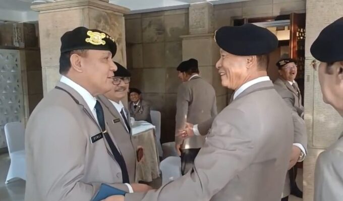 Firli Bahuri dan sejumlah jenderal purnawirawan Polri kumpul di TMP Kalibata POPULARITAS.COM - Mantan Ketua KPK RI Firli Bahuri dan sejumlah purnawirawan jenderal Polri, Kamis (26/6/2026) berkumpul di Taman Makam Pahlawan (TPM) Kalibata. Berkumpulnya para pensiunan pimpinan tinggi Bhayangkara itu, untuk melaksanakan kegiatan upacara sambut HUT ke-26 Persatuan Purnawirawan (PP) Polri. Upacara peringatan HUT ke-26 PP Polri di TMP Kalibata, dipimpin langsung oleh Mantan Kapolri Jenderal Purn Bambang Hendarso Danuri. Acara tersebut, berlangsung penuh khidmat. Para matan jenderal Polri tampak mengenakan pakaian setelah jas berwarna coklat. Hadir pada upacara itu, diantaranya, Kapolri 2001-2005 Jenderal Pol (Purn) Dai Bachtiar, Kapolri 2010-2013 Jenderal Pol (Purn) Timur Pradopo dan Kapolri 2013-2015 Jenderal Pol (Purn) Sutarman. Mantan petinggi Polri lainnya yang tampak hadir adalah Wakapolri 2011-2013 Komjen Pol (Purn) Nanan Soekarna, Wakapolri 2020-2023 Komjen Pol (Purn) Gatot Edy Pramono. Irwasum Polri 2001-2002 dan Dubes RI untuk Meksiko 2002-2005 Komjen Pol (Purn) Ahwil Loetan beserta mantan Ketua Komisi Pemberantasan Korupsi (KPK) periode 2019-2023 Komjen Pol (Purn) Firli Bahuri juga tampak hadir di antara para petinggi PP Polri. Firli Bahuri dalam keterangannya kepada popularitas.com, mengatakan bahwa, peringatan HUT PP Polri yang diselenggarakan pihaknya, bukan sekedar seremoni semata. Namun, acara itu untuk menghayati kembali nilai-nilai perjuangan Polri berdasarkan Tribarata dan Catur Prasetya. Kata Firli, dirinya bersama para purnawirawan jenderal yang hadir di TMP Kalibata adalah insan Bhayangkara. Pengabdian kami untuk negara tak pernah berhenti untuk bangsa dan negara ini. “Sekali Bhayangkara tetap Bhayangkara, sekali pejuang tetap jadi pejuang,” katanya. "Boleh saja, kau robek-robek ragaku, tetapi jiwa semangatku dan kesetiaanku tak akan pernah kau binasakan," masih kata Firli sambil menambahkan bahwa bagi purnawirawan Polri yang sejati sekali setia tetap setia.