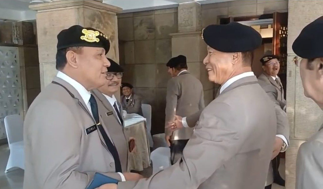 Firli Bahuri dan sejumlah jenderal purnawirawan Polri kumpul di TMP Kalibata POPULARITAS.COM - Mantan Ketua KPK RI Firli Bahuri dan sejumlah purnawirawan jenderal Polri, Kamis (26/6/2026) berkumpul di Taman Makam Pahlawan (TPM) Kalibata. Berkumpulnya para pensiunan pimpinan tinggi Bhayangkara itu, untuk melaksanakan kegiatan upacara sambut HUT ke-26 Persatuan Purnawirawan (PP) Polri. Upacara peringatan HUT ke-26 PP Polri di TMP Kalibata, dipimpin langsung oleh Mantan Kapolri Jenderal Purn Bambang Hendarso Danuri. Acara tersebut, berlangsung penuh khidmat. Para matan jenderal Polri tampak mengenakan pakaian setelah jas berwarna coklat. Hadir pada upacara itu, diantaranya, Kapolri 2001-2005 Jenderal Pol (Purn) Dai Bachtiar, Kapolri 2010-2013 Jenderal Pol (Purn) Timur Pradopo dan Kapolri 2013-2015 Jenderal Pol (Purn) Sutarman. Mantan petinggi Polri lainnya yang tampak hadir adalah Wakapolri 2011-2013 Komjen Pol (Purn) Nanan Soekarna, Wakapolri 2020-2023 Komjen Pol (Purn) Gatot Edy Pramono. Irwasum Polri 2001-2002 dan Dubes RI untuk Meksiko 2002-2005 Komjen Pol (Purn) Ahwil Loetan beserta mantan Ketua Komisi Pemberantasan Korupsi (KPK) periode 2019-2023 Komjen Pol (Purn) Firli Bahuri juga tampak hadir di antara para petinggi PP Polri. Firli Bahuri dalam keterangannya kepada popularitas.com, mengatakan bahwa, peringatan HUT PP Polri yang diselenggarakan pihaknya, bukan sekedar seremoni semata. Namun, acara itu untuk menghayati kembali nilai-nilai perjuangan Polri berdasarkan Tribarata dan Catur Prasetya. Kata Firli, dirinya bersama para purnawirawan jenderal yang hadir di TMP Kalibata adalah insan Bhayangkara. Pengabdian kami untuk negara tak pernah berhenti untuk bangsa dan negara ini. “Sekali Bhayangkara tetap Bhayangkara, sekali pejuang tetap jadi pejuang,” katanya. "Boleh saja, kau robek-robek ragaku, tetapi jiwa semangatku dan kesetiaanku tak akan pernah kau binasakan," masih kata Firli sambil menambahkan bahwa bagi purnawirawan Polri yang sejati sekali setia tetap setia.