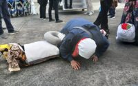 Sujud syukur jemaah haji Aceh saat tiba di tanah air