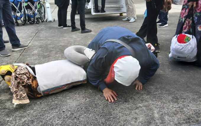Sujud syukur jemaah haji Aceh saat tiba di tanah air