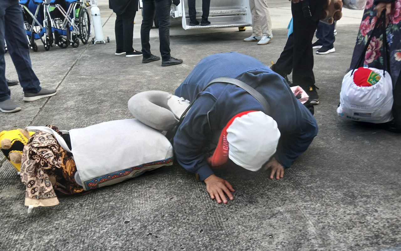 Sujud syukur jemaah haji Aceh saat tiba di tanah air