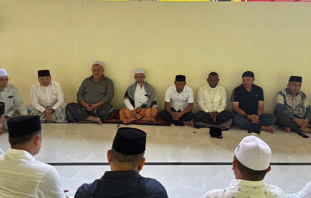 Dipimpin Zulfadhli, anggota DPR Aceh takziyah ke rumah duka Waled Nura