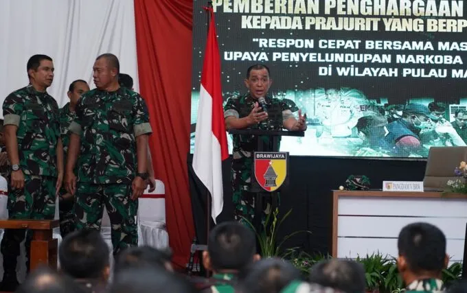 Ungkap temuan sabu 35 kilogram, tiga personel Koramil Masalembu Sumenep dapat penghargaan dari Pangdam Brawijaya