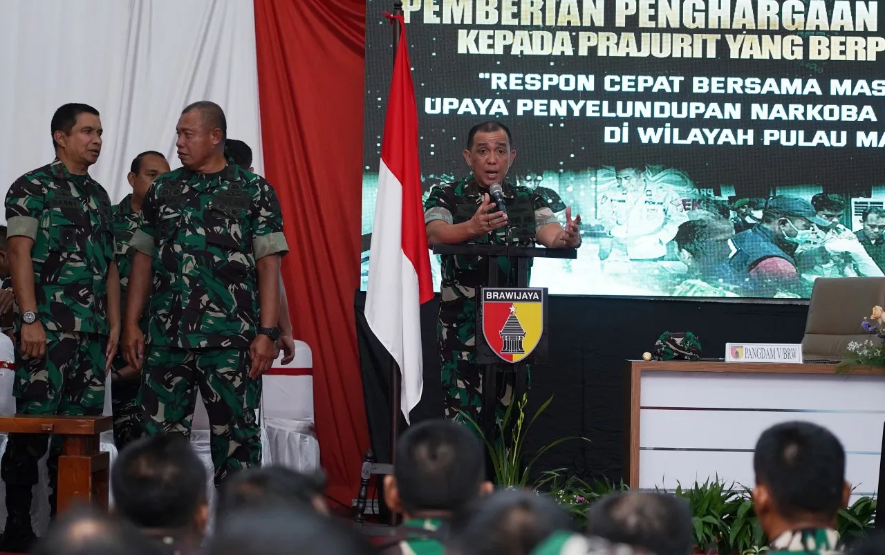 Ungkap temuan sabu 35 kilogram, tiga personel Koramil Masalembu Sumenep dapat penghargaan dari Pangdam Brawijaya
