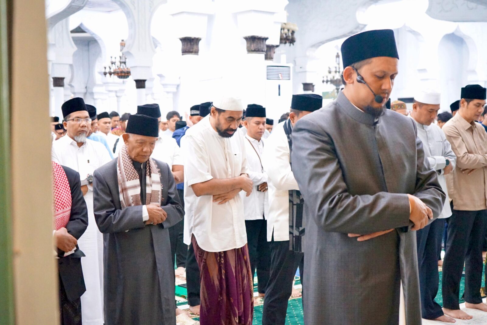 Gubernur Aceh Muzakir Manaf sholat iduladha di Masjid Raya Baiturrahman