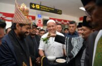 Empat pulau kembali ke Aceh, Mualemdatang disambut meriah di Bandara SIM