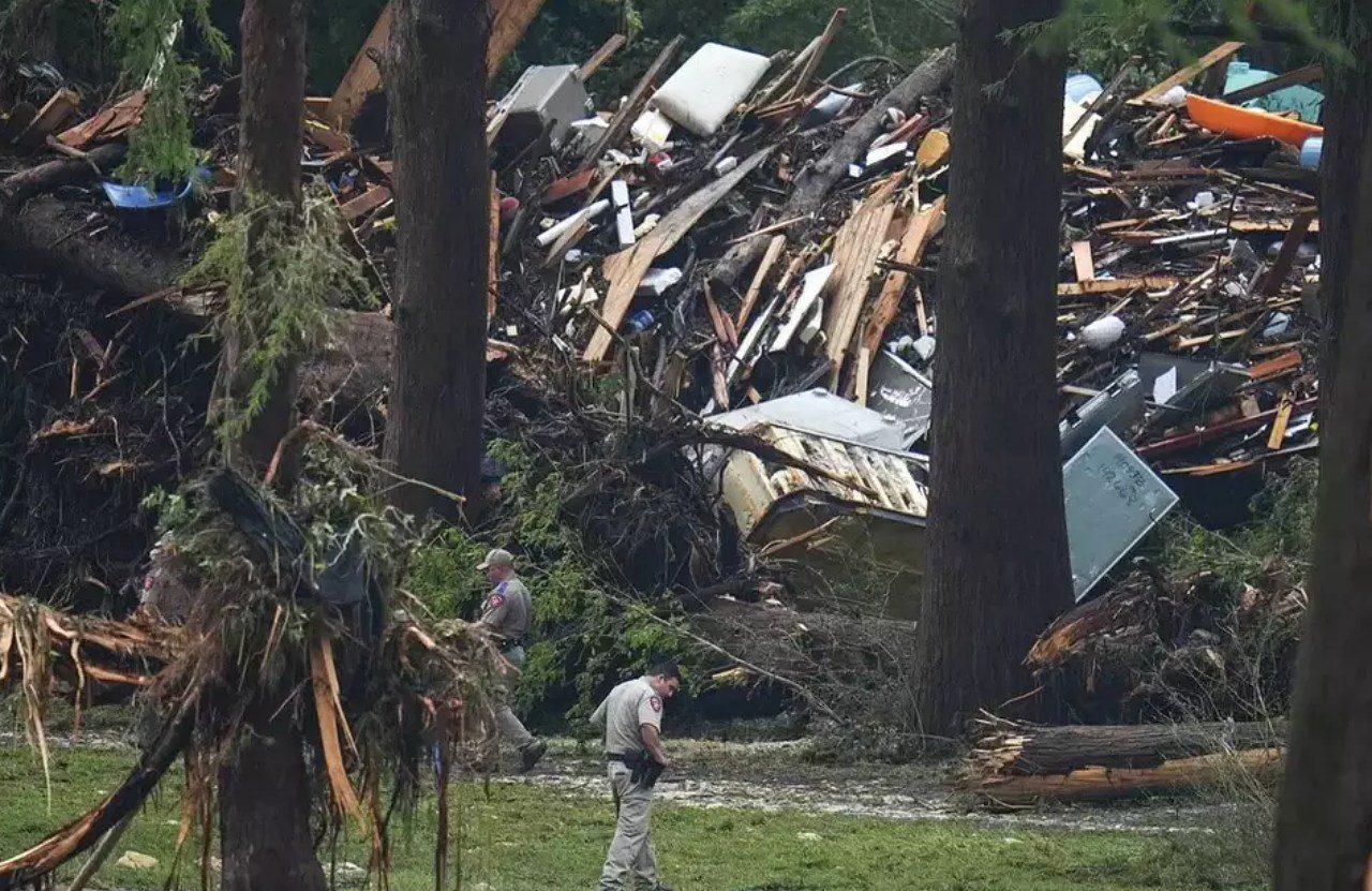 Korban tewas akibat banjir bandang di Texas Amerika Serikat capai 100 orang