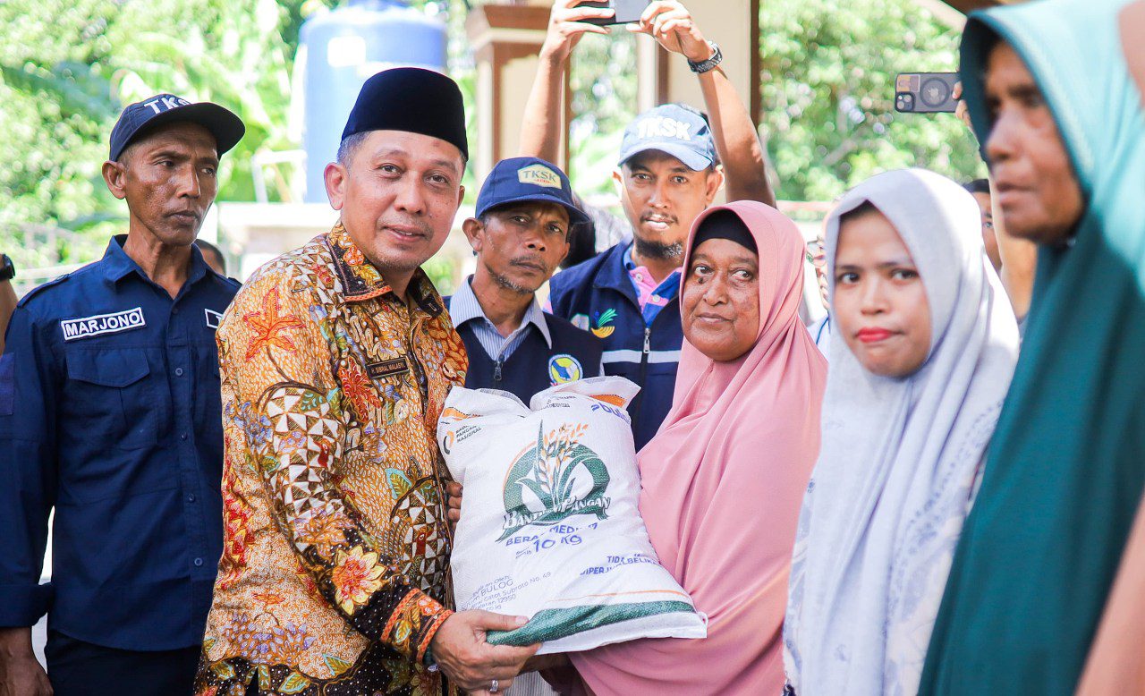 22 ribu KK warga Pidie Jaya terima beras 20 kilogram dari pemerintah, diserahkan simbolis oleh Bupati Syibral Malasyi