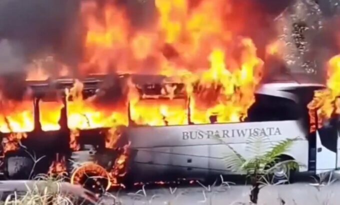 Bus pariwisata terbakar di Brastagi, 40 penumpang selamat