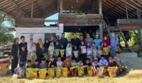 Komunitas Ayo Kita Berbagi salurkan 123 paket peralatan sekolah