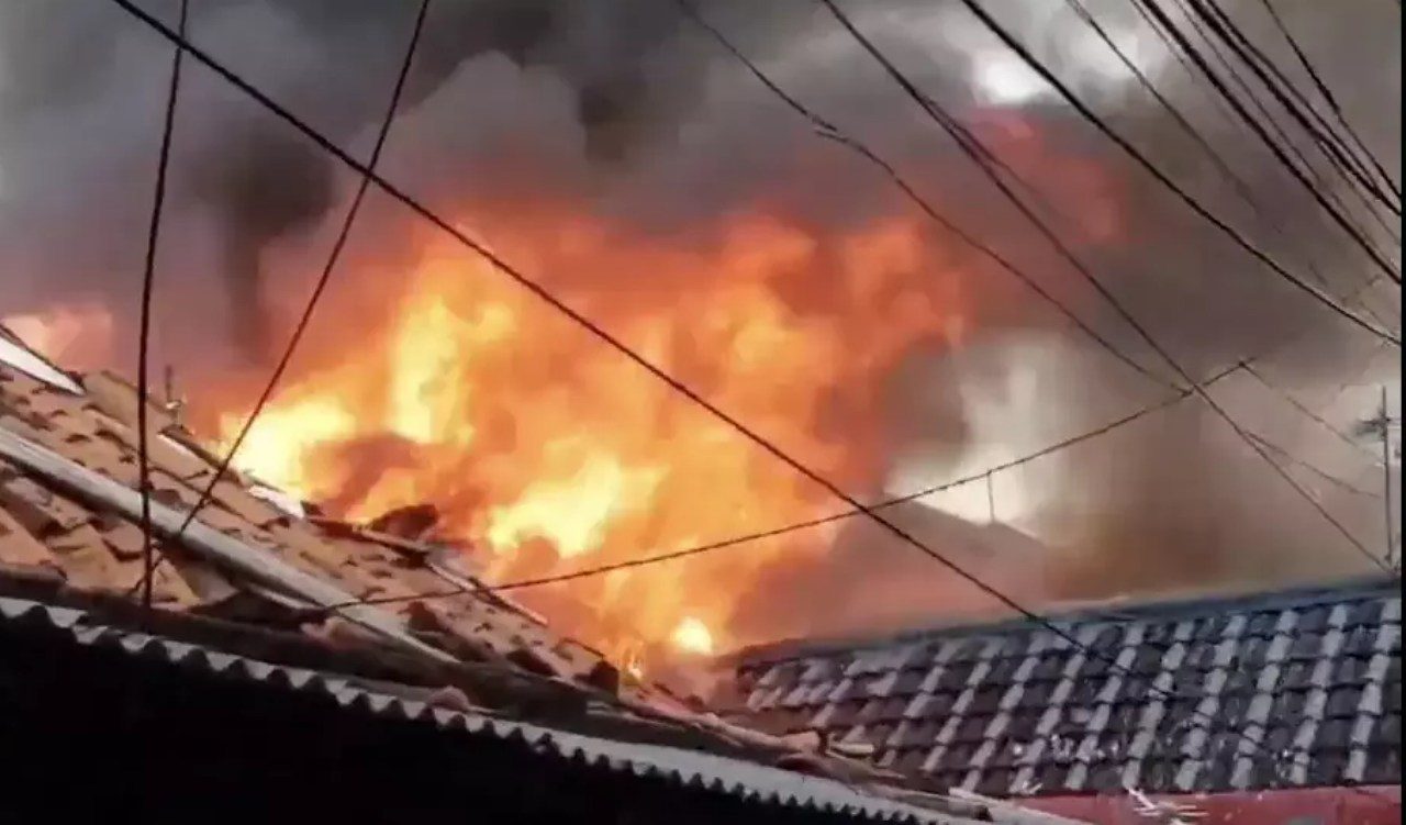 Tiga bocah terpanggang saat api hanguskan empat bangunan di Tebet Jakarta Selatan