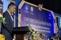 M Nasir sematkan pin tanda kelulusan wisudawan pascasarjana UGM