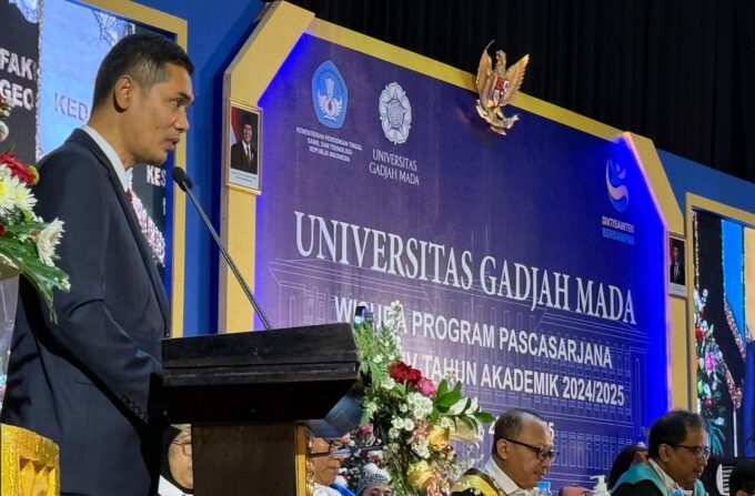 M Nasir sematkan pin tanda kelulusan wisudawan pascasarjana UGM
