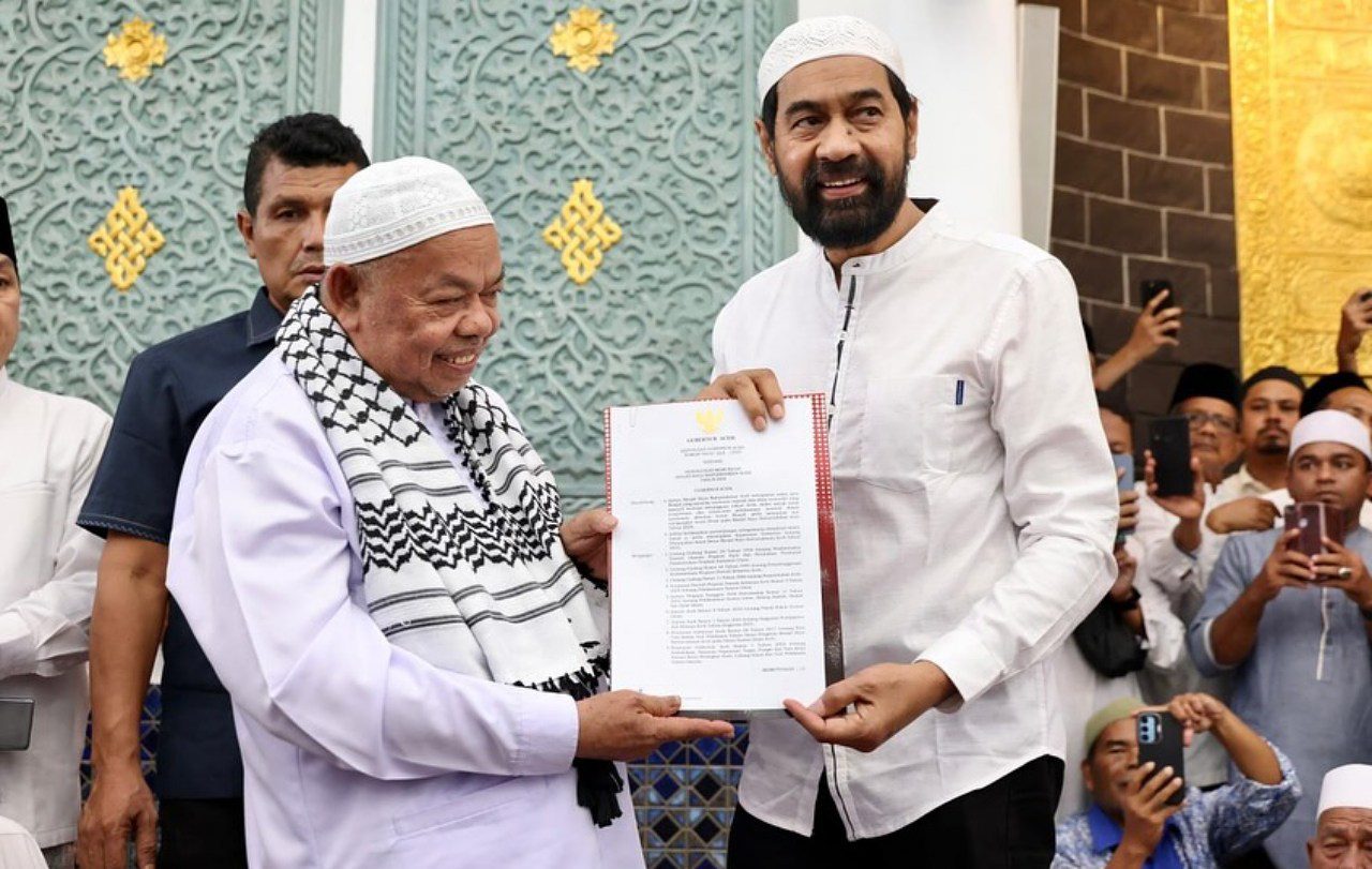 Mualem kukuhkan Abu Paya Pasi jadi Imam Besar Masjid Raya Baiturrahman Banda Aceh