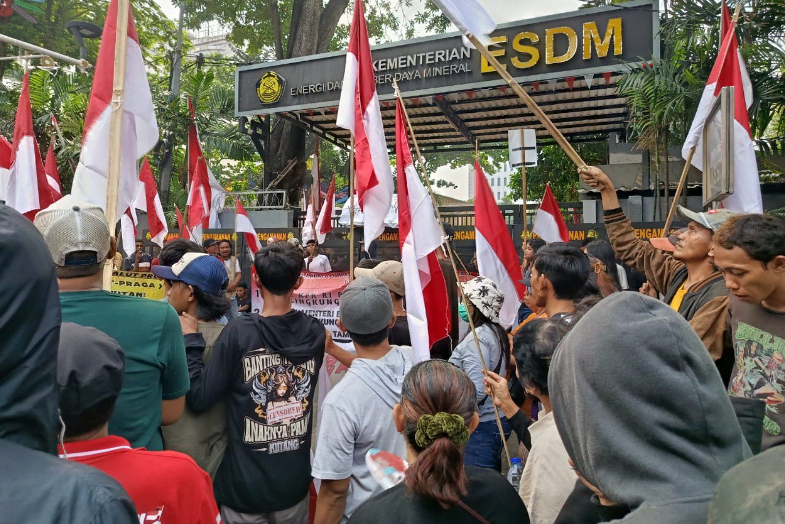 Ratusan warga demo tolak tambang di Halmahera Timur minta Menteri ESDM cabut izin PT Position