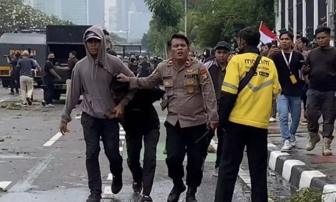Demonstrasi di Gedung DPR RI ricuh, polisi tangkap 15 demonstran